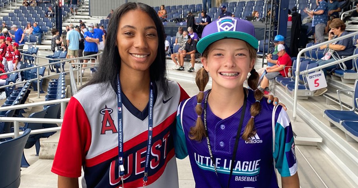 Little League World Series Star Mo’ne Davis Throws Out Historic First